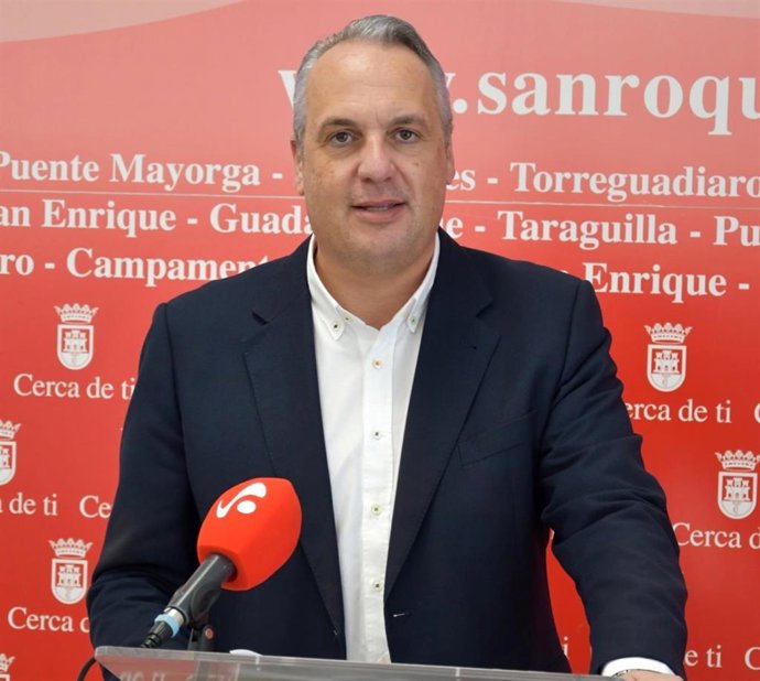 Archivo - El alcalde de San Roque (Cádiz), Juan Carlos Ruiz Boix, en rueda de prensa.