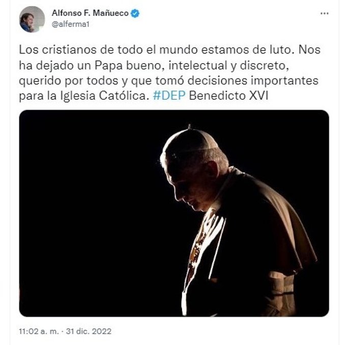 Captura del tuit de Fernández Mañueco en el que muestra su pesar por la muerte de Benedicto XVI