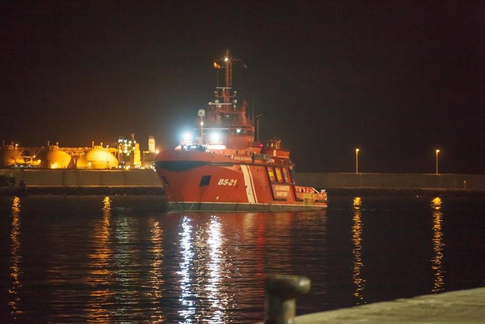 Archivo - Una embarcación de Salvamento Marítimo llega a un muelle en España.