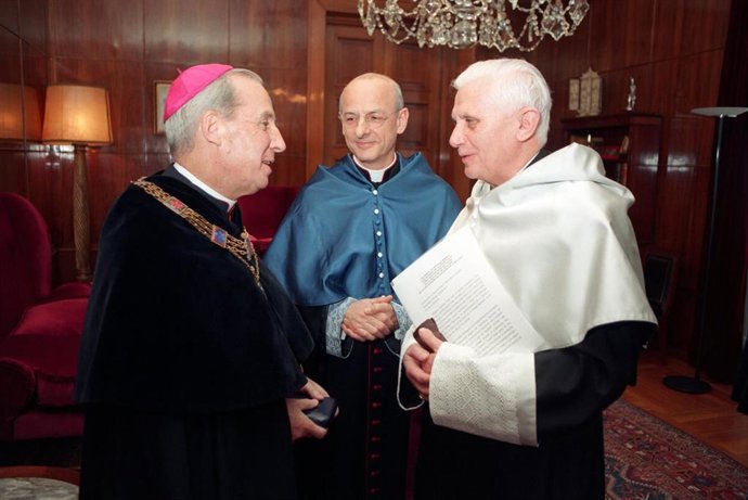 El 31 de enero de 1998, el cardenal Joseph Ratzinger fue investido doctor honoris causa en Teología por la Universidad de Navarra.