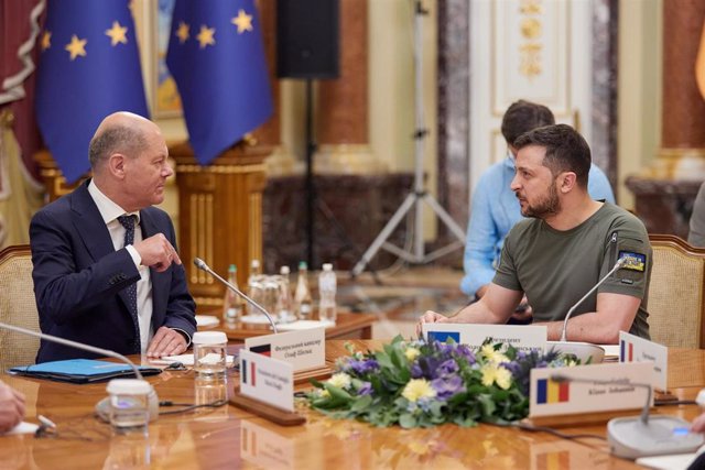 Archivo - El canciller alemán, Olaf Scholz, y el presidente ucraniano, Volodimir Zelenski.