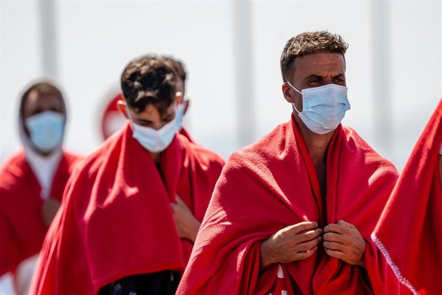 Archivo - Varios migrantes rescatados por Salvamento Marítimo, en el Muelle de La Cebolla, a 1 de septiembre de 2021, en Lanzarote, Islas Canarias (España).