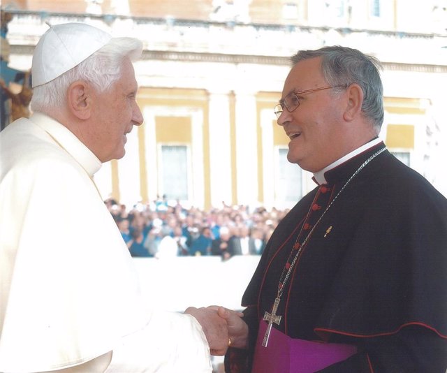 Foto de archivo de uno de los encuentros del Papa emérito Benedicto XVI  el obispo de la Diócesis de Cartagena, monseñor José Manuel Lorca Planes