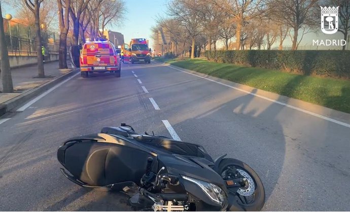 Archivo - Muere un joven de 25 años al caerse de la moto en Vicálvaro