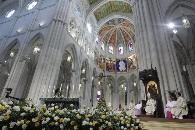 Archivo - El papa Benedicto XVI celebra la eucaristía en La Almudena (JMJ)
