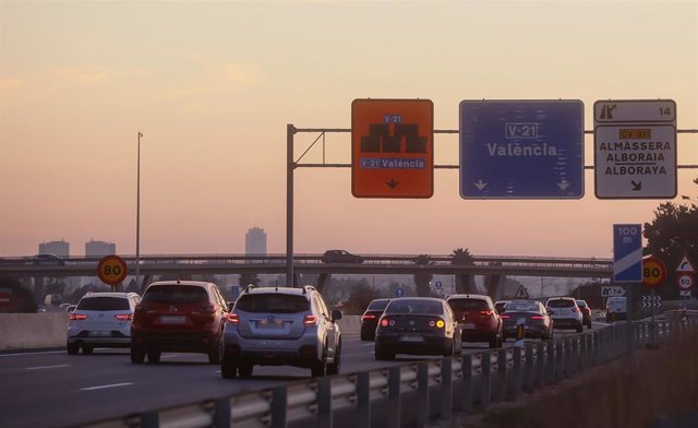 Vista de la autovía V-21 en Valencia, a 28 de diciembre de 2022, en Valencia, Comunidad Valenciana (España). El carril servicio del Bus-VAO es el primer servicio para vehículos de alta ocupación de la Comunidad Valenciana. Solo podrá ser utilizado por los