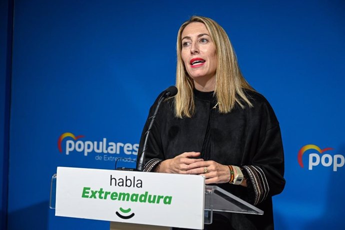 La presidenta del PP de Extremadura, María Guardiola, en rueda de prensa