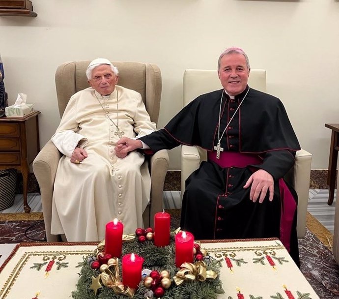 Foto de la visita que Mario Iceta al papa emérito en diciembre del año pasado en la Casa Mater Ecclesiae, en el Vaticano