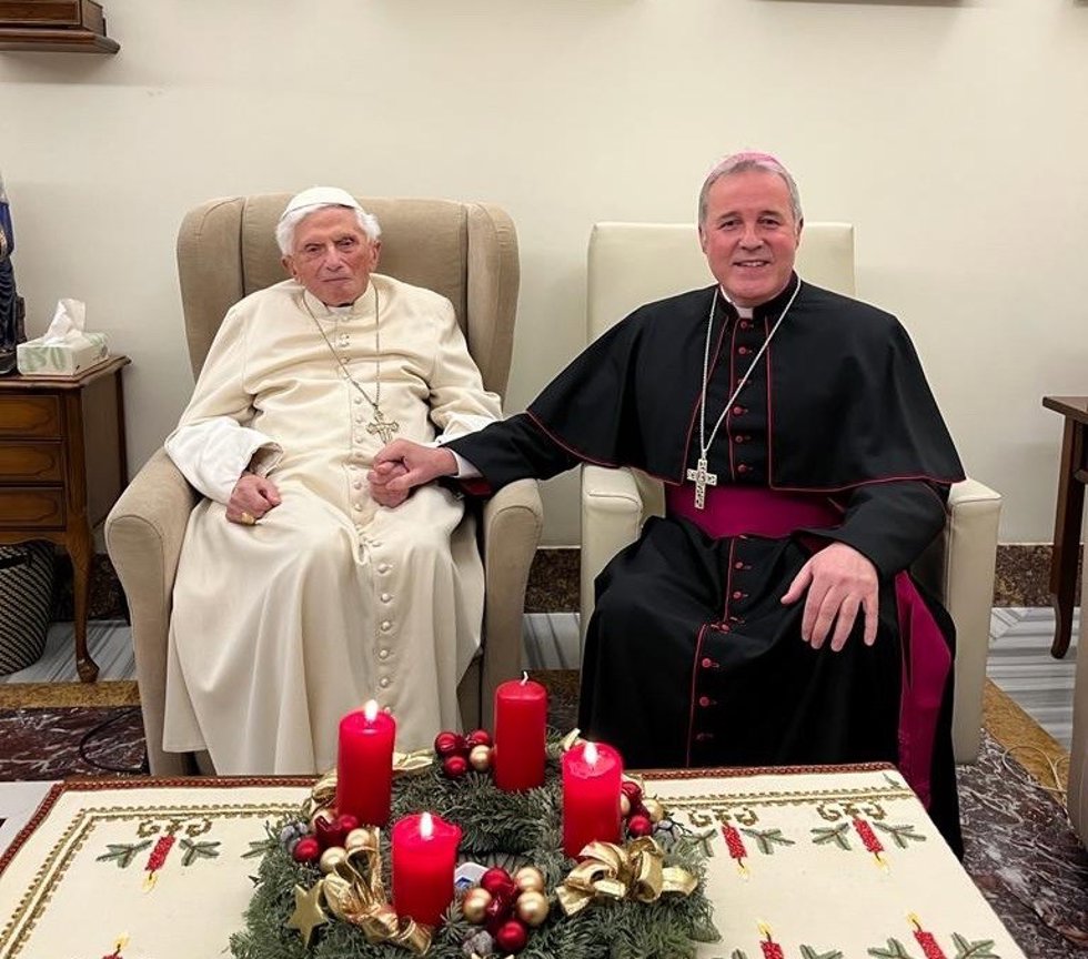 Foto de la visita que Mario Iceta al papa emérito en diciembre del año pasado en la Casa Mater Ecclesiae, en el Vaticano