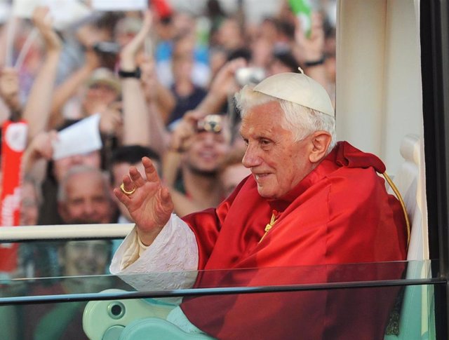 Archivo - Benedicto XVI sentado en su papamóvil durante su visita a Friburgo.