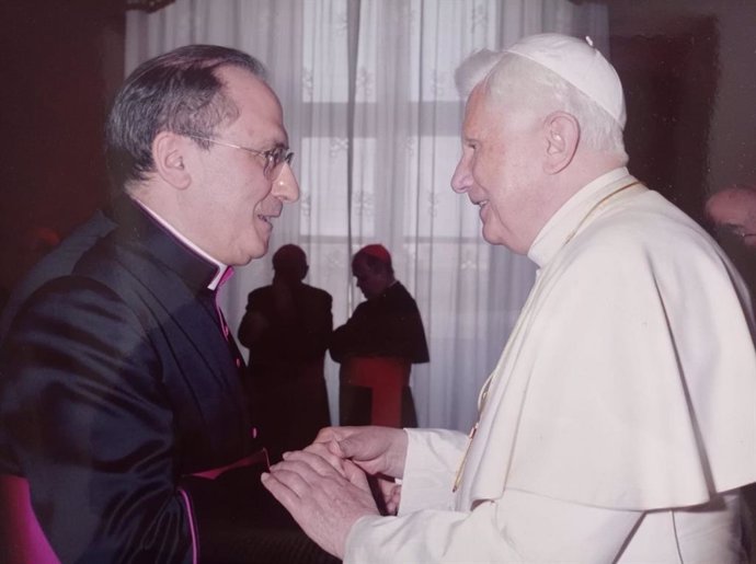 Celso Morga y Benedicto XVI.