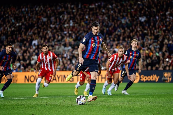 Archivo - Robert Lewandowski of FC Barcelona in action during the FC Barcelona v UD Almeria match of La Liga at Spotify Camp Nou Stadium in Barcelona, Spain, on November 05th, 2022.