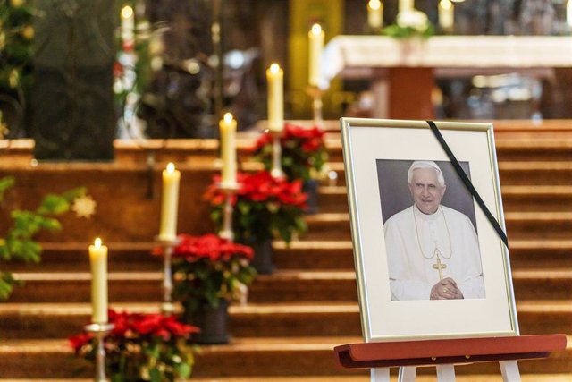 Un retrato de Benedicto XVI en la Catedral de  Mainz 