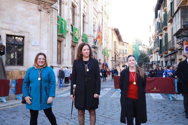 La presidenta del Consell de Mallorca, Catalina Cladera, junto a las vicepresidentas primera y segunda de la institución insular respectivamente, Bel Busquets y Aurora Ribot.