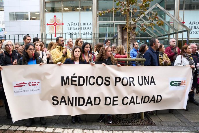 Archivo - Varias personas participan durante la concentración de médicos de Atención Primaria convocada por el Sindicato Médico en la Sede del Gobierno regional.- Archivo