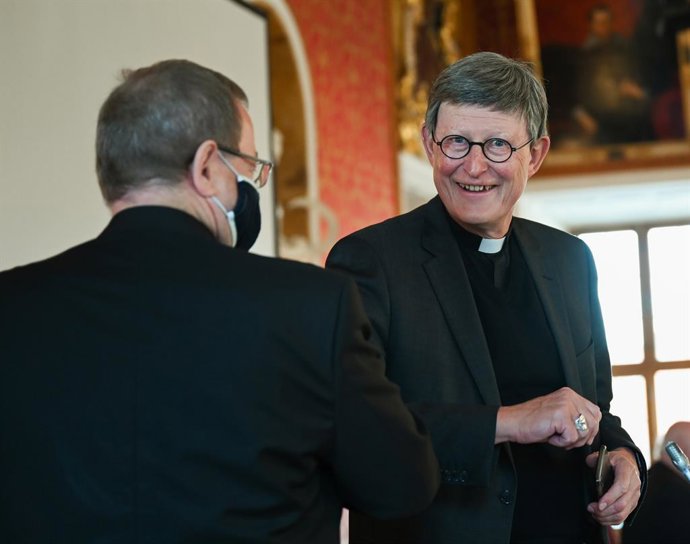 Archivo - 22 September 2020, Hessen, Fulda: Georg Batzing (L), Bishop of Limburg and President of the German Bishops' Conference, welcomes Cardinal Rainer Maria Woelki, Archbishop of Cologne, at the beginning of the autumn plenary assembly of the German