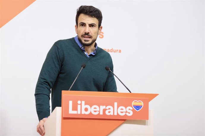 El coordinador de Ciudadanos Extremadura, David Salazar, en la sede del partido.