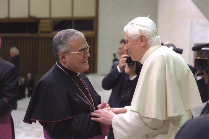 Monseñor Demetrio saluda al Papa Benedicto XVI, en una foto de archivo.