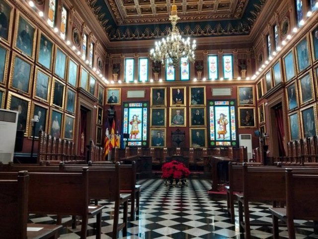 Cort entrega las Medallas de Oro de la Ciudad y nombra a Antoni Maria Alcover hijo ilustre de Palma