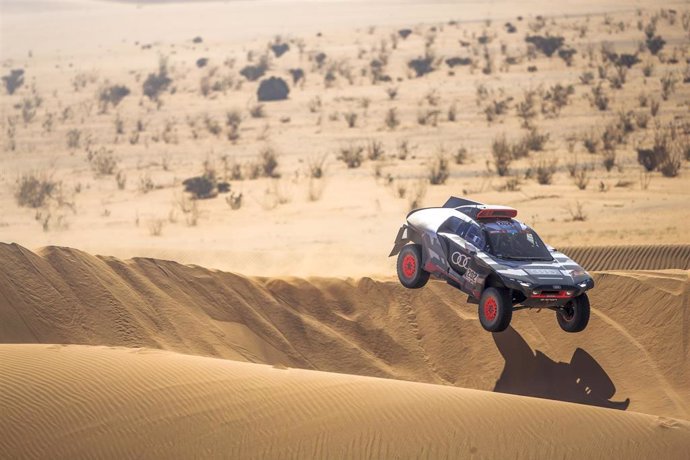 Archivo - Carlos Sainz (Team Audi Sport) en el Dakar 2022