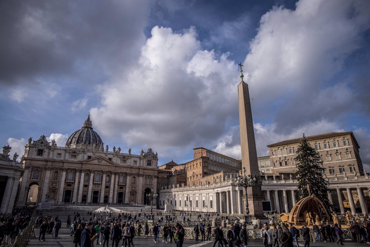 La polizia italiana sgombera piazza San Pietro per le celebrazioni del ‘Te Deum’ di Papa Francesco
