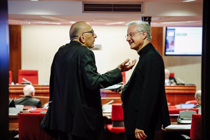 Archivo - Arxiu - Vives (a la dreta de la imatge) parlant amb el cardenal arquebisbe de Barcelona, Joan Josep Omella, en un acte d'aquest any