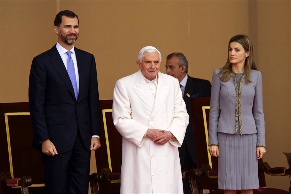 El Papa Benedicto XVI es recibido por los Príncipes Felipe y Letizia a su llegada al aeropuerto de Lavacolla, en Santiago de Compostela, España.