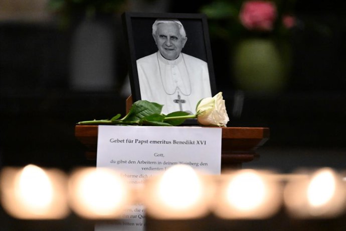 31 December 2022, North Rhine-Westphalia, Cologne: A photo of Pope Emeritus Benedict XVI stands in Cologne Cathedral. Pope Emeritus Benedict XVI, who was the first pope to resign in centuries, has died at the age of 95, the Vatican announces. Photo: Fed
