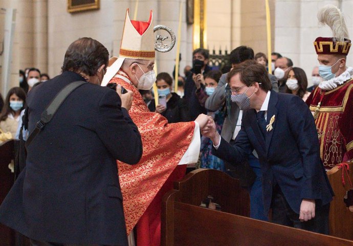 Archivo - El alcalde de Madrid, José Luis Martínez-Almeida, saluda al arzobispo de Madrid, cardenal Carlos Osoro, despues de que este oficie la misa del Domingo de Ramos, en la catedral de La Almudena, a 10 de abril de 2022, en Madrid (España).  