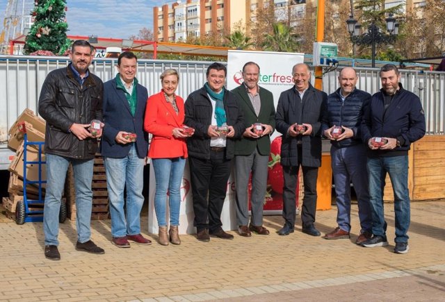 Interfresa reparte en el barrio de Isla Chica 300 kilos de este fruto rojo para despedir 2022