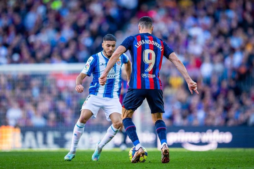El jugador del FC Barcelona Robert Leandowski en una acción del partido contra el RCD Espanyol en el Camp Nou, en la jornada 15 de LaLiga Santander