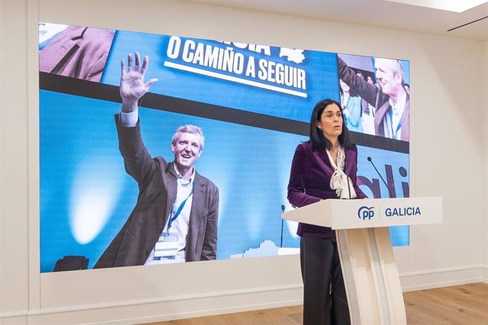 La secretaria general del PPdeG, Paula Prado, en rueda de prensa con una imagen del presidente, Alfonso Rueda, durante el Congreso Autonómico de mayo de 2022.