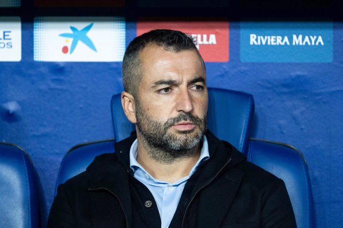 Archivo - Diego Martinez head, coach of RCD Espanyol,looks on Joan Garcia looks on during spanish league, La Liga Santander, football match played between RCD Espanyol and Villarreal Club de Futbol at RCD Stadium on November 9, 2022 in Barcelona, Spain.