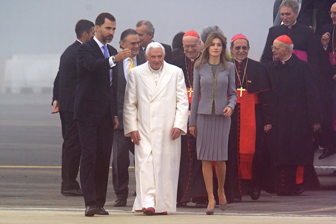 El Papa Benedicto XVI recibido por el entonces príncipe Felipe y Doña Letizia, en su visita a Santiago.