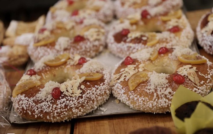 Archivo - Roscones de Reyes en la pastelería La Magdalena de Proust, 29 de diciembre de 2021, en Madrid, (España). 