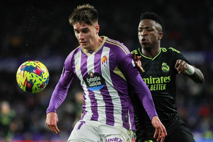 Ivan Fresneda of Real Valladolid and Vinicius Junior of Real Madrid in action during the Spanish League, La Liga Santander, football match played between Real Valladolid and Real Madrid at Jose Zorrilla stadium on December 30, 2022, in Valladolid, Spain.