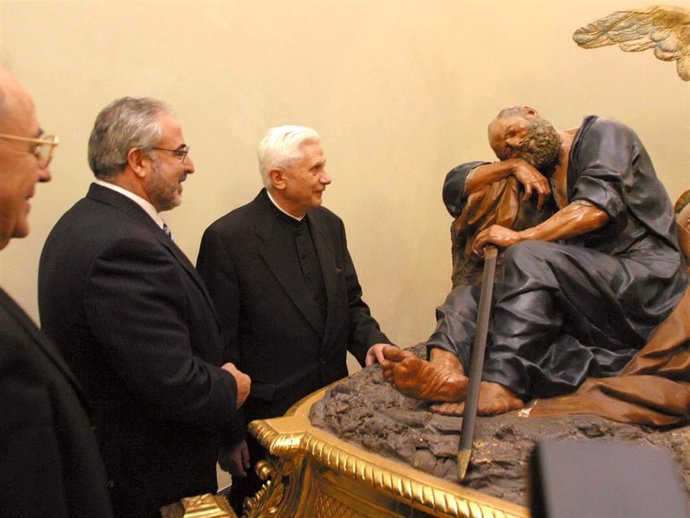 José Luis Mendoza y el cardenal Ratzinger durante la visita al Museo Salzillo (Murcia) en noviembre de 2002