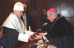 Joseph Ratzinger es investido doctor 'honoris causa' en Teología por la Universidad de Navarra.