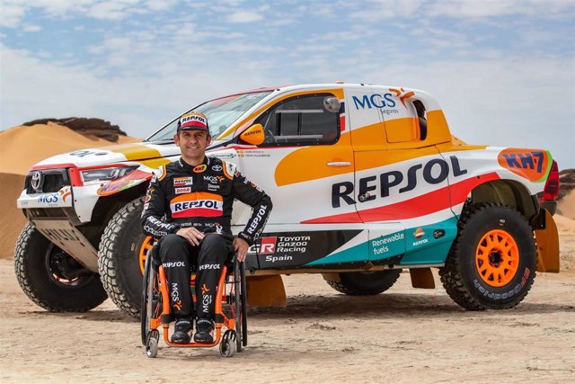 Archivo - El piloto Isidre Esteve con el coche del equipo Repsol Toyota Rally Team con el que participa en el Rally Dakar 2023