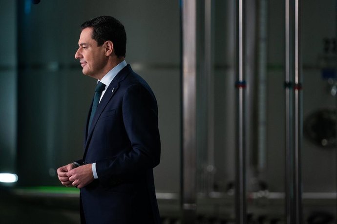 El presidente de la Junta de Andalucía, Juanma Moreno, pronuncia su discurso de fin del año 2022 desde la cooperativa olivarera Picualia en Bailén (Jaén)