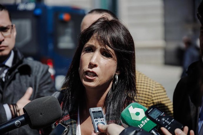 Archivo - La secretaria general de Podemos Andalucía, Martina Velarde, atiende a los medios en una imagen de archivo