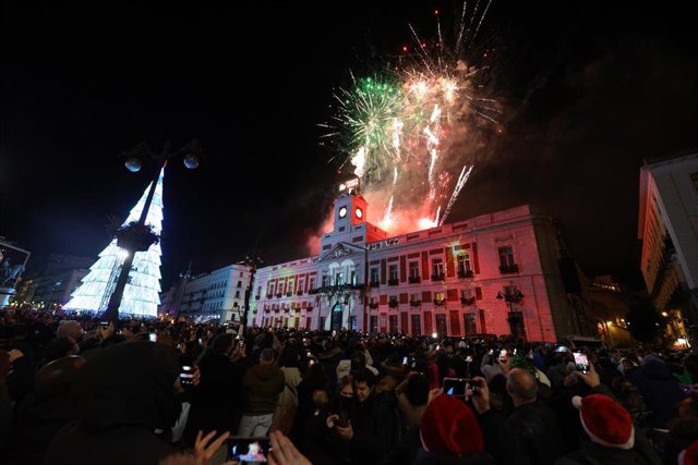 Algunas personas vuelven a sus casas tras disfrutar de las fiestas de Nochevieja, a 1 de enero de 2023