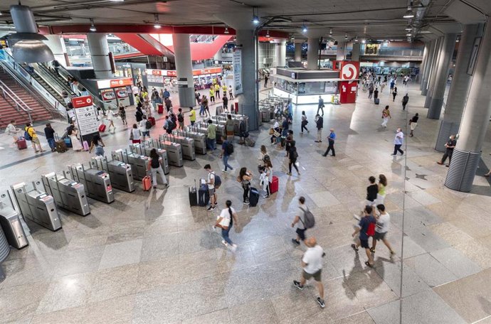 Archivo - Varios viajeros entran y salen del hall de cercanías en la estación de tren de Atocha, a 1 de septiembre de 2022