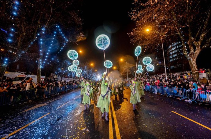 Archivo - Un grupo de personas que participa en la cabalgata de Reyes 2022