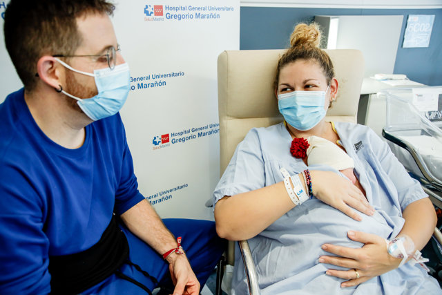 Andrea y Daniel posan con su hija Iratxe, que ha sido la primera bebé nacida en 2023 en España, en el Hospital Gregorio Marañón, a 1 de enero de 2023