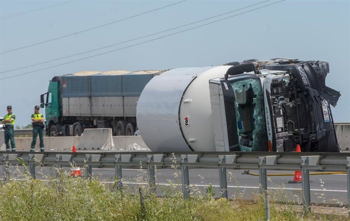 Archivo - Vuelco de un camión que transporta propano y que ha provocado el corte de la A-49 entre los kilómetros once y 16 en ambos sentidos a 24 de mayo del 2022 en Benacazón (Sevilla, Andalucía, España)