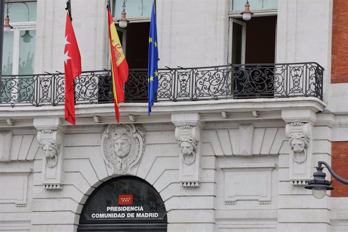 Archivo - Banderas a medio asta en el edificio de la Real Casa de Correos, sede de Presidencia de la Comunidad de Madrid, en la Puerta del Sol, por los fallecidos de Covid-19, en Madrid (España) a 4 de mayo de 2020.