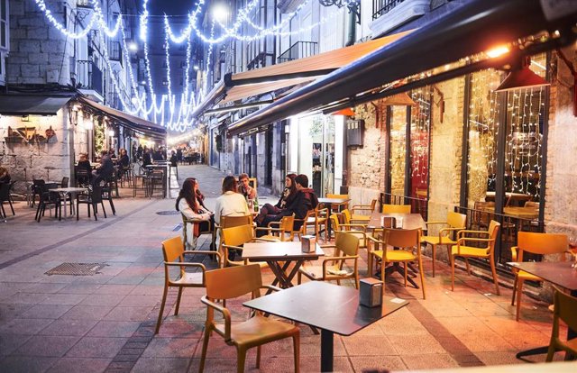 Archivo - Comensales sentados en la terraza de un establecimiento de Santander.- Archivo
