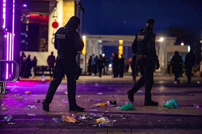 Mossos a primera hora de este 1 de enero junto a la playa de Barcelona