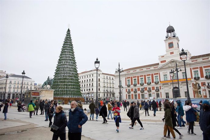 Varias personas en la remodelada y peatonalizada Puerta del Sol, a 4 de diciembre de 2022, en Madrid (España). ¡